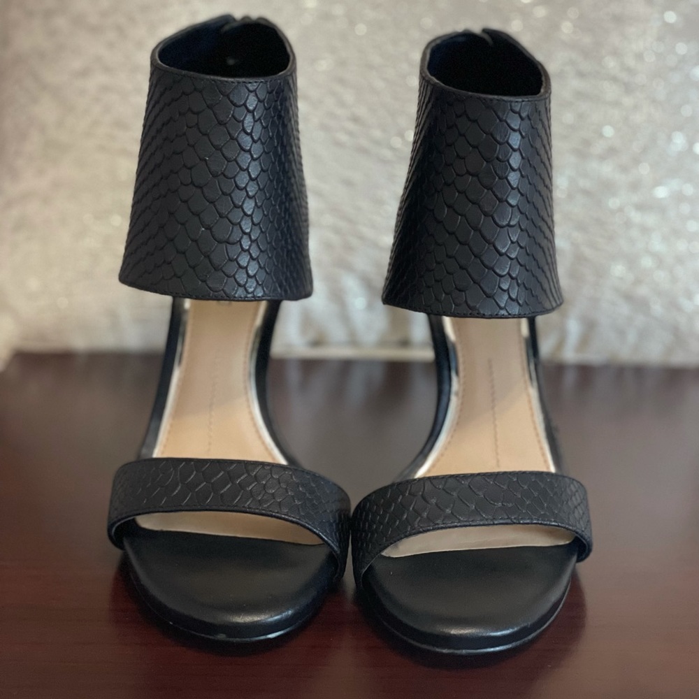 Gianni Bini snake print heels
